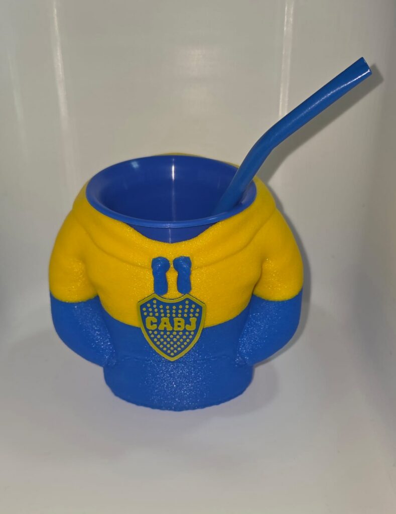 Mate 3D “Buzo de Boca” – Estilo Único Xeneize – CABJ – Con Bombilla